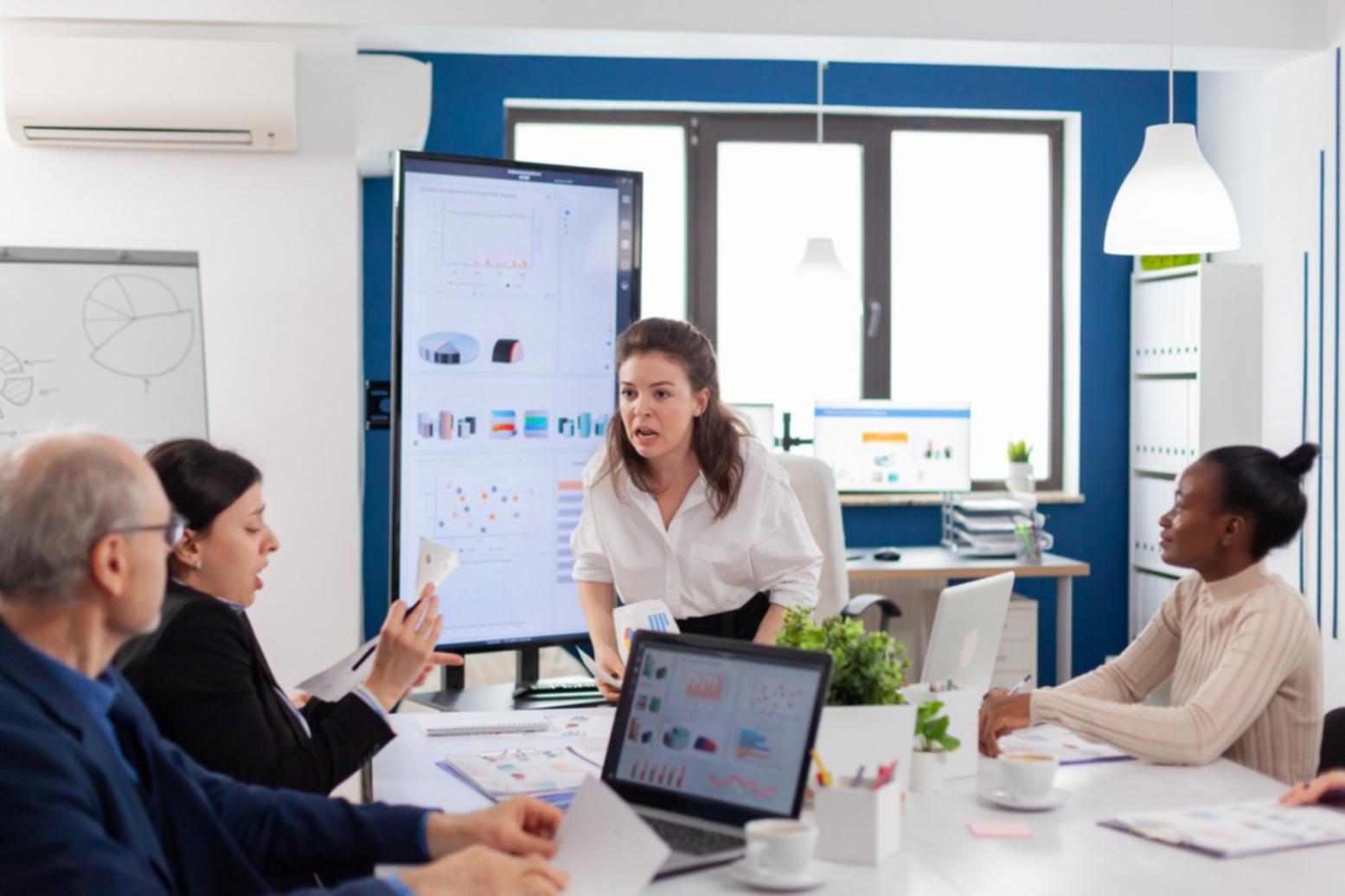 Finanzanalyst arbeitet mit Datenvisualisierung